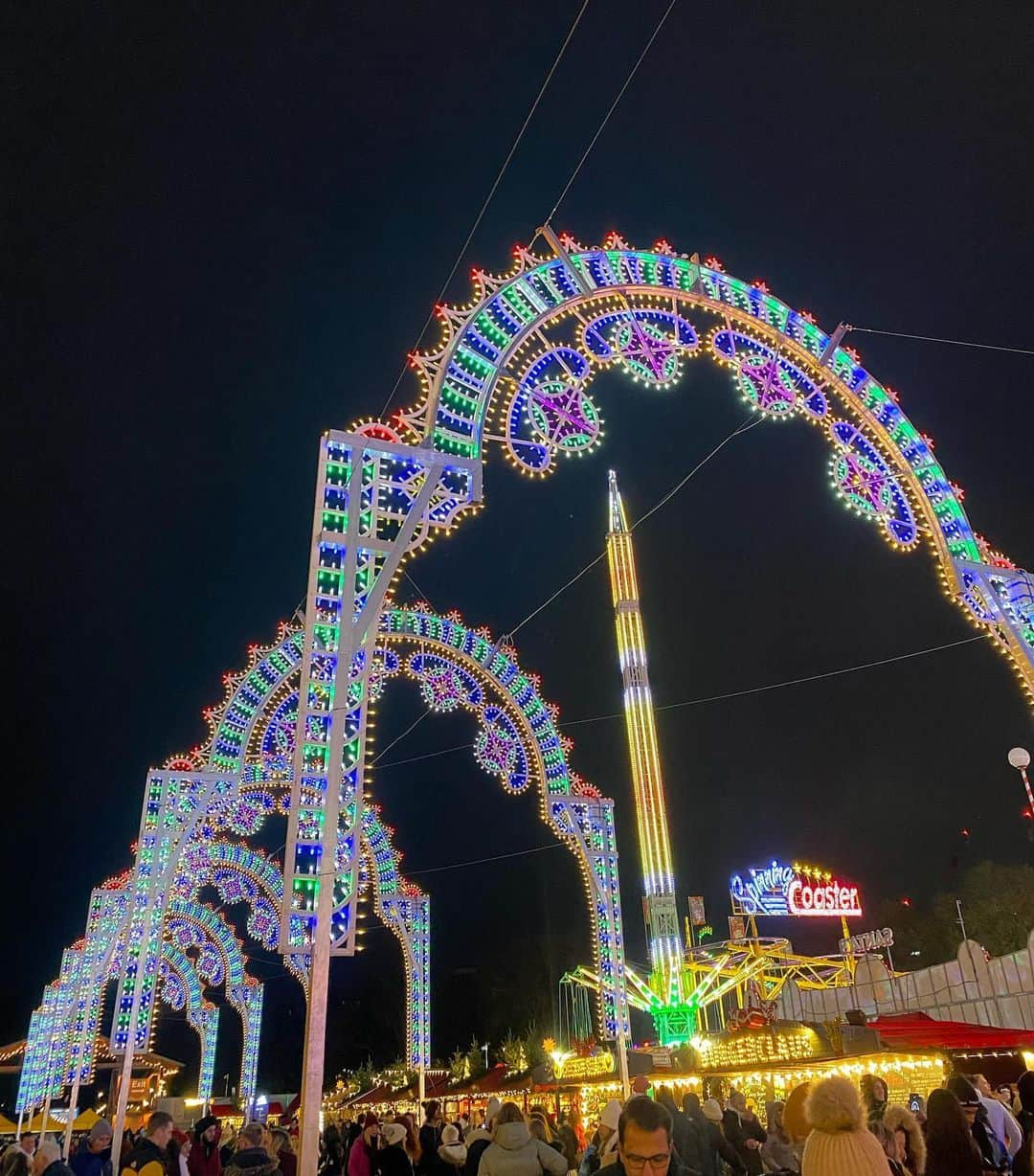 岡村仁美さんのインスタグラム写真 - (岡村仁美Instagram)「ロンドンの冬の風物詩、ウィンターワンダーランド🎡ロンドンの中心部にあるハイドパークの一角が煌びやかな遊園地になります ・ 去年はコロナの影響で開催されなかったので、初めて行きました！ ６週間の期間限定とは思えない充実ぶり ・ アトラクションは山ほどあるのに、結局娘たちが乗りたいのはメリゴーラウンドでした😅  #winterwonderland #ロンドン生活#ロンドン観光 #寒すぎて娘たちはテンション上がらず #4時で暗いのは子連れには助かる」12月1日 7時43分 - hitomi_okamura_