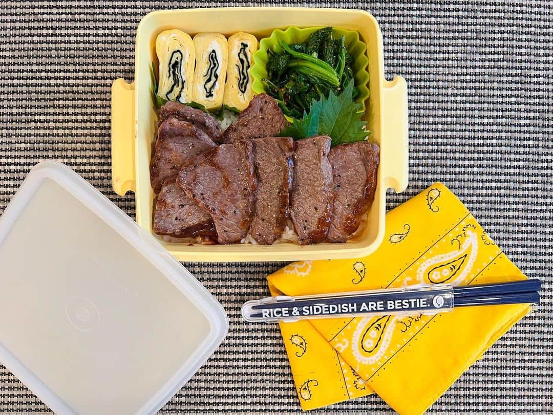 駒田奈美さんのインスタグラム写真 - (駒田奈美Instagram)「・ ・ ・ 『お弁当』 ・ ・ 今日は焼肉弁当 海苔を巻いた玉子焼きと韓国風ほうれん草の和え物 ささみと野菜のスープも一緒に❤︎ ・ ・ 今日から12月ですね！ 今年も残り1か月 ・ ・ 今朝の千葉は雨ですが 今日も元気にいってらっしゃい！ ・ ・ ・ #駒田奈美#モデル#アラフィフ#美魔女#お弁当#お弁当おかず #お弁当の記録 #焼肉#高校生#高校生弁当 #おべんとう#おべんとう記録 #おべんたぐらむ」12月1日 8時07分 - nami.komada