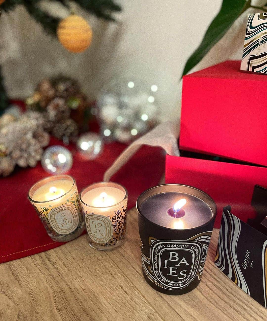 ungrid_yurieさんのインスタグラム写真 - (ungrid_yurieInstagram)「. 🎄🕯🍷 @diptyque #diptyque Black Candle Baies Flocon/Sapin  どれもいい香り 癒し時間をとることを忘れずに12月も 楽しく元気にがんばろ〜🌞」12月1日 8時21分 - chiku_y34