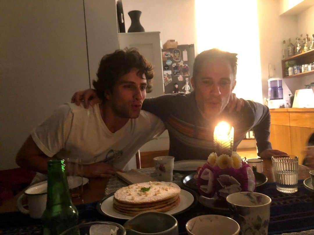 ガエル・ガルシア・ベルナルのインスタグラム：「¡Gracias por las felicitaciones! ¡43 ya está tremendo! Pero quiero felicitar también a mi hermanito querido - cumplimos el mismo día - deseándole que le llueva cariño y risas. Es muy inteligente, tierno, buena persona y gran cocinero. Entre tantas otra cosas. Feliz cumple, @dario !!!🤪🤪🤪 (la foto la tomó mi hermanita querida @tamyaz )」