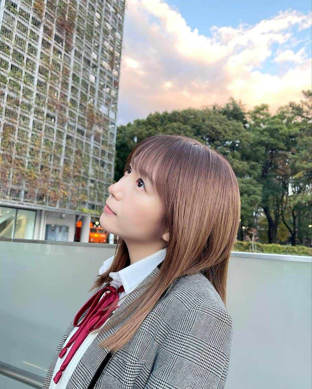 大場美奈さんのインスタグラム写真 - (大場美奈Instagram)「💼 29歳ですが今日も制服着てお仕事してきました😉 冬のミニスカートは相変わらず寒いです、JKってすごい 制服でお仕事するのもあと何回かな💭 　 髪色お気に入り👩🏻‍🦰 @meg_kodame」12月1日 18時08分 - obamina__43