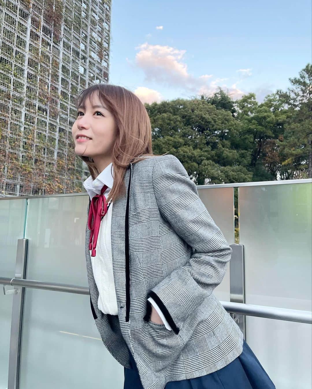 大場美奈さんのインスタグラム写真 - (大場美奈Instagram)「💼 29歳ですが今日も制服着てお仕事してきました😉 冬のミニスカートは相変わらず寒いです、JKってすごい 制服でお仕事するのもあと何回かな💭 　 髪色お気に入り👩🏻‍🦰 @meg_kodame」12月1日 18時08分 - obamina__43