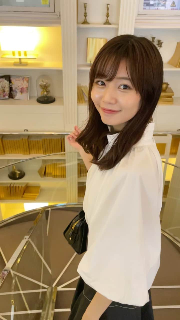 杉浦みずきのインスタグラム：「超映えカフェ✨銀座アンリシャルパンティエの秘密🍓　最後まで見てね　  #銀座メゾンアンリシャルパンティエ #銀座カフェ #有楽町カフェ #東京カフェ #映えカフェ  #本棚の隠し扉の先にトイレが🤭」