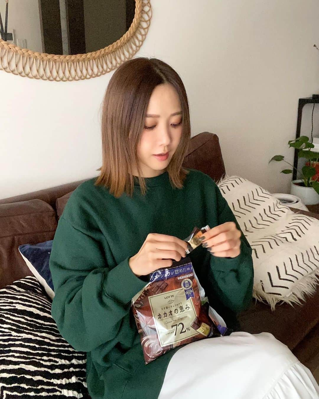 田中里奈さんのインスタグラム写真 - (田中里奈Instagram)「お家で仕事の合間にチョコタイム🍫 ✨  チョコはミルクチョコとか甘めなのが好きだけど、カカオの恵みは72%で高カカオなのに、苦すぎなくてコクが深いし、カカオ本来の風味が感じられて好き。  個包装だから、出かける時も、1,2個カバンに忍ばせたり...!  ちょっと何か食べたくなった時にも良い!   さて、チョコでエネルギーチャージしたことだし、残りのやることも済ませるぞ~✊  #カカオの恵み #ロッテ #LOTTE #高カカオチョコレート #チョコレート #カカオ #PR」12月1日 18時35分 - tanakaofficial