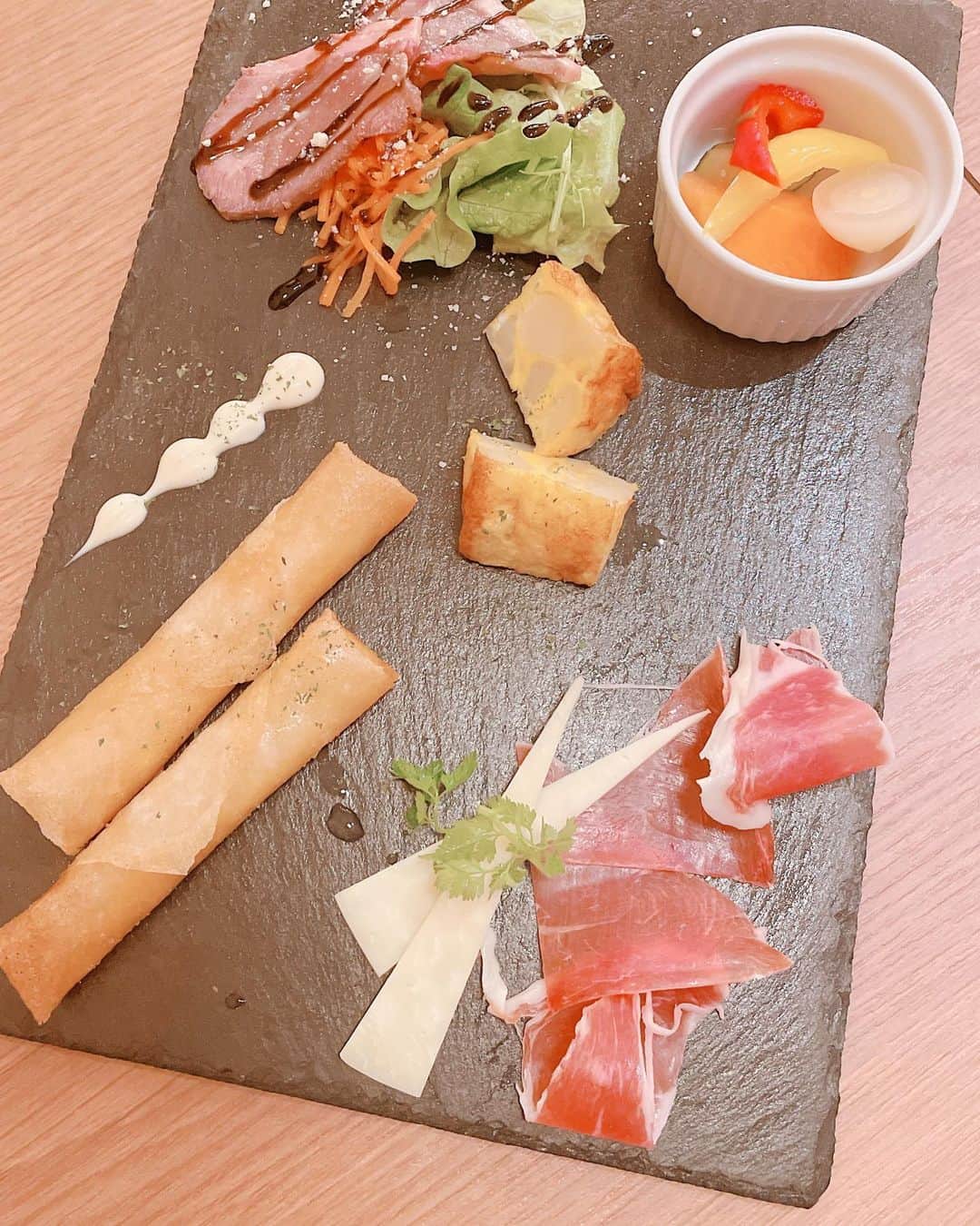 satomiさんのインスタグラム写真 - (satomiInstagram)「🇪🇸🥘 ・ 中目黒dinner🍴 ・ 今日はここ📍（@elchateonakameguro） スペイン世界大会で2連覇達成したパエリアが楽しめるエルチャテオ😋 . パエリアは珍しいパスタふうの🥺 . うま🤤 . お店の雰囲気も素敵💃 ・ ご馳走様でした🍽  #エルチャテオ #バスクチーズケーキ  #中目黒ディナー  #中目黒ランチ  #中目黒バル  #女子会ディナー  #東京パエリア  #パエリアランチ #女子会」12月1日 18時36分 - saatoomii47