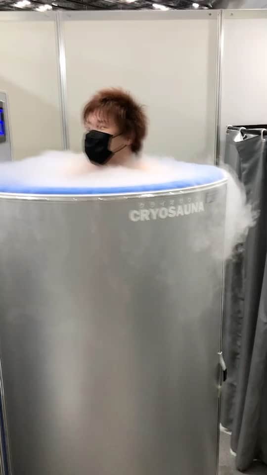 のインスタグラム：「-190℃ 凍えるかと思ったが慣れてきて意外と大丈夫だった🤔✨ そして、出た後はスッキリ！✨ ちなみにこのマシンに入るのはパンツ1枚です🥶  #スポルテック」