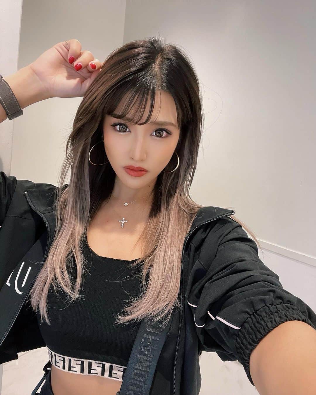 鈴木まりなのインスタグラム：「この時期になると髪暗くしがち🖤   カットカラーエクステ40本 新しいトリートメントしてもらったよ💇‍♀️   髪がモチモチになって、手触り良き💖🤲   一ヶ月経ってもカラー綺麗やし エクも持ち良くてお手入れらくちん🥳     salon @rollen_official  PIC  @rollen_katagiri さん asst.  @rollen_yugoh くん    ありがとうございました🌹」