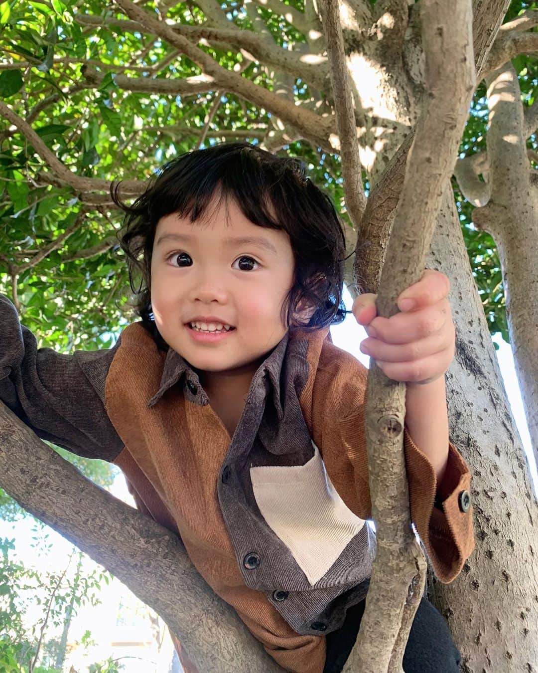 ともみさんのインスタグラム写真 - (ともみInstagram)「. #木登り ウッキーってお猿さんの真似しながら木登りしてたよ😂🐒 . #3歳 #男の子 #こどものいる暮らし #公園」12月1日 19時02分 - yuzu_haru_18