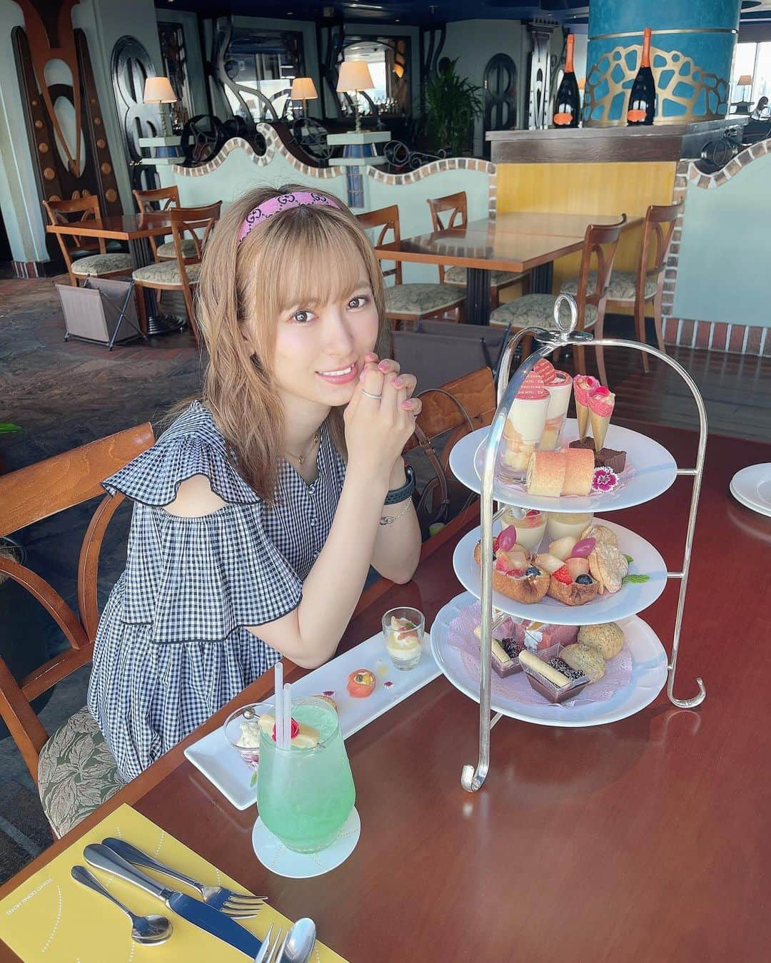 生田衣梨奈さんのインスタグラム写真 - (生田衣梨奈Instagram)「夏に行った東京ドームホテルの アフタヌーンティーです！！ ⁡ ホテルの43階で食べるアフタヌーンティー 最高だったなー♥️ ⁡ ちなみにちょうど髪切ったタイミングで 行ったんだ！！ ⁡ 似合っとる？ ⁡ #morningmusume21 #モーニング娘21#helloproject  #えりぽんかわいい #生田衣梨奈のVSスポーツ  #ELEYVSGOLF #生田衣梨奈 #冨吉明日香 #あすカメラ #ootd #evelyn #GUCCI #可愛い #東京ドームホテル #アフタヌーンティー #ピーチ #love #l4l #タイミングがよく髪が短い時の #ちなみにいまはずっとピンクだしエクステ」12月1日 19時15分 - erina_ikuta.official