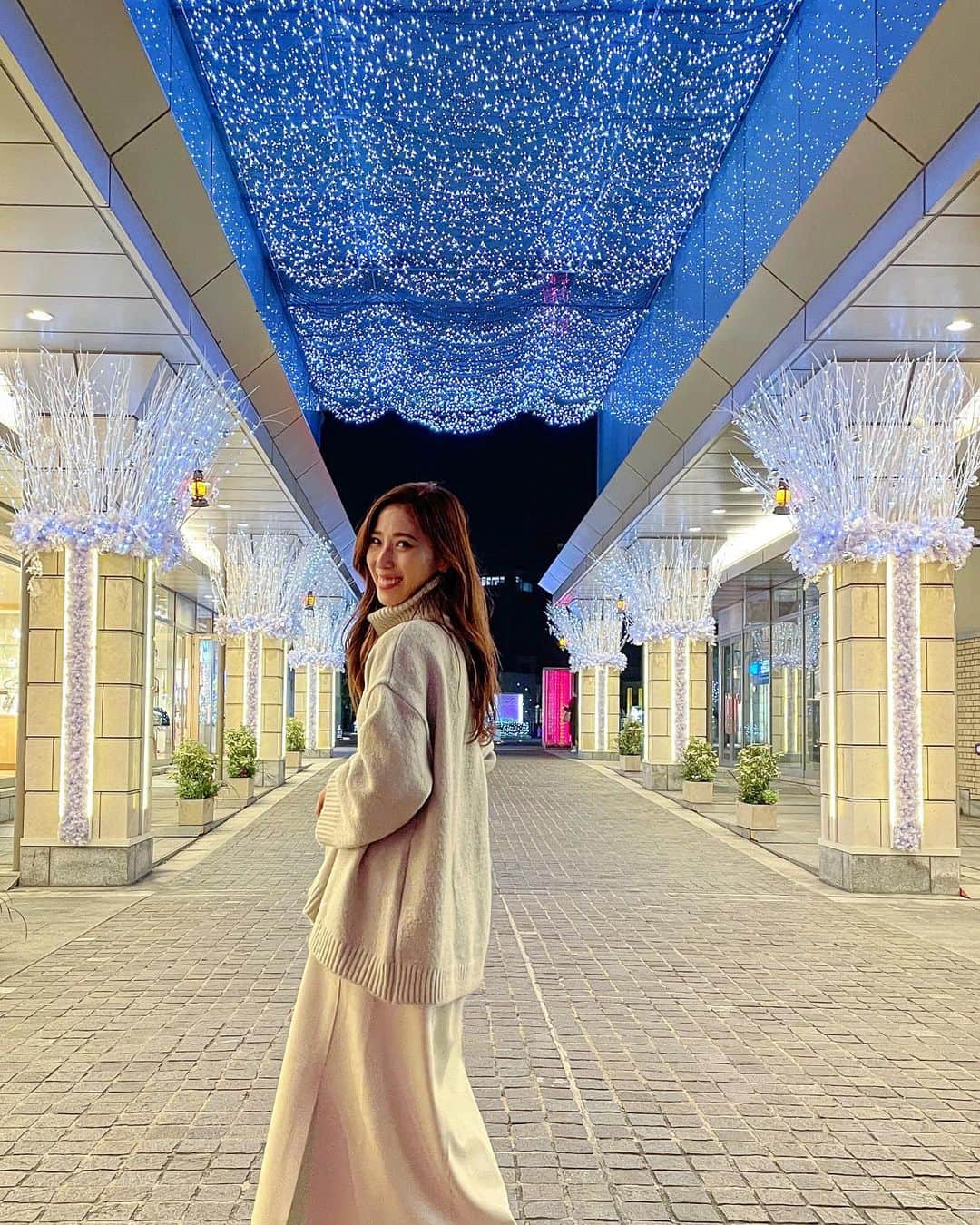 山田千尋さんのインスタグラム写真 - (山田千尋Instagram)「. 今年初のイルミネーションは 代官山アドレス・ディセでした。❤︎ コロナな世の中になってから久しぶりに見ましたが やっぱりイルミネーションって綺麗ですよね😭💕  こちらのイルミネーションは2022年1月16日までやっているので、 代官山へ来た際は立ち寄ってみてください❤︎  みんなはもうみたかな？イルミネーション🎄 今年は色んな所で見られると良いよね😭✨  ちなみに代官山アドレス・ディセへ来た時に必ず立ち寄るライフスタイルショップcollex。 また可愛いのがたくさん入っていて、私をたくさん悩ませてきたので、記録用に。📝  #代官山#daikanyama #渋谷イルミネーション#代官山イルミネーション #代官山アドレス#アドレスディセ #PR#コレックス#collex」12月1日 19時10分 - chihiro_511