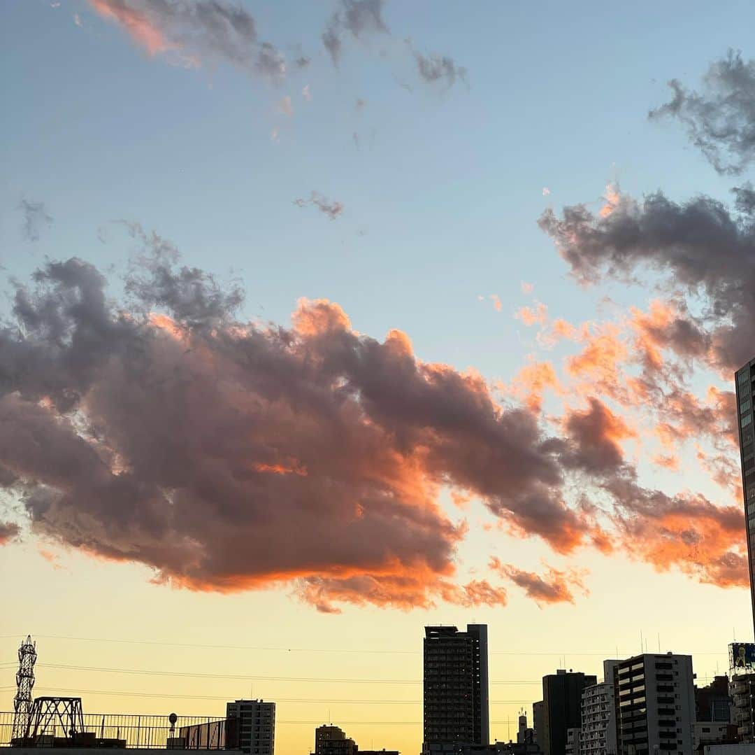 田中律子さんのインスタグラム写真 - (田中律子Instagram)「メイクのりーちゃん　@risakayahara  に連れて行ってもらったハリッチ　@ginza_haricchi   初体験の美顔針☝️女優針コースやっていただきました✨足とお腹にも針をしてくれて、そこから、肩から首頭とマッサージでほぐし、こっている部分に針をしていきます😳自分は目を閉じてるから分からないけど、後から写真見てビックリ🤣こんなんなってるぅーーー❗️❗️ 歯医者さんにも言われたけど、私は寝てるときかなり奥歯を噛みしめてるみたいで、耳下腺のところがこってるから、そこがこると、口の横がたるんでくるそうです😭あかーーん❗️と言うことで、しっかり針して電気流して緩めてもらいました✨  もー、めちゃ気持ち良くて爆睡😪頭の中にまで針してます☝️ こりゃーたまらん❗️ってことで、またすぐ行きます🤩  ハリッチのみなさま、ありがとうございました💛💛💛  #ginza  #haricchi  #ハリッチ  #美顔針  #女優針コース  #緩める巡らす整える  #凝りは大敵  #巡りのいいカラダへ」12月1日 19時16分 - ri2kotanaka