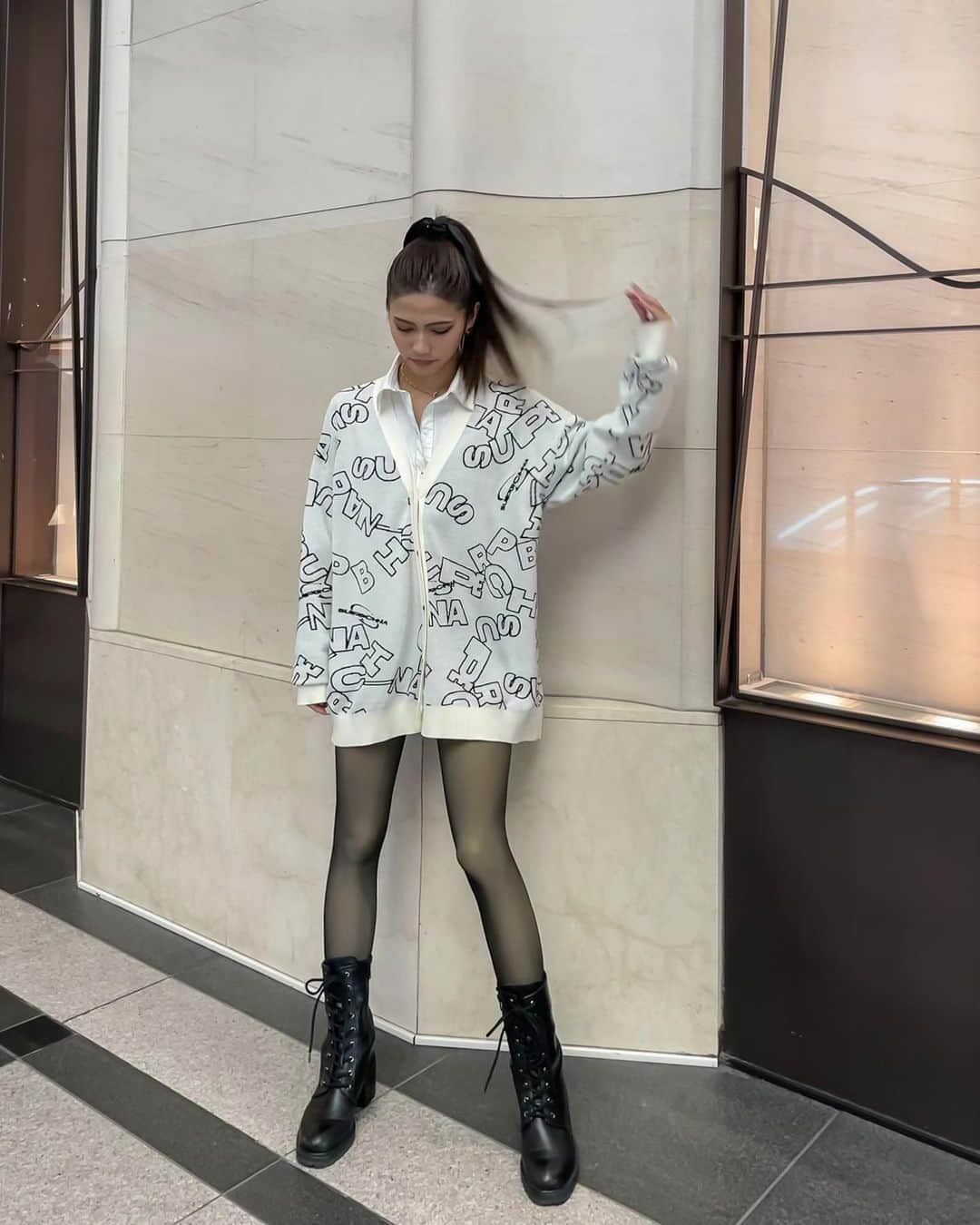 Marika Kajiwaraさんのインスタグラム写真 - (Marika KajiwaraInstagram)「OUTFIT🤍 ＊ cardigan... @peacebird_jp ................. @peacebird_official  shirts... @sheer_flow boots... @moussyofficial coat... @moussyofficial bag... @charleskeithofficial ＊ タイツはめちゃくちゃ推してる 裏起毛1200デニール🤍 あったかいのに透けてみえて最高❄️ ストーリーに載せてるよ😌 ＊ ＊ ＊ #カーディガン #タイツコーデ #ミドルブーツ #コーデ #低身長コーデ #154cmコーデ #154cm #like #code #outfit」12月1日 19時21分 - marika__kw