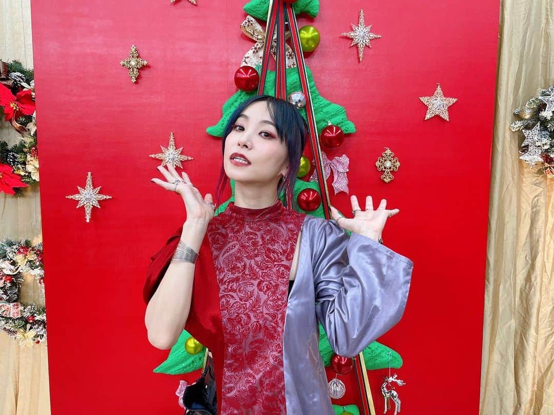 のインスタグラム：「私は22時台です🎅よろしくお願いしますっ🎤  RT 【TV】フジテレビ系にて音楽特番「2021 FNS歌謡祭」が放送スタート。LiSAはテレビアニメ「鬼滅の刃」無限列車編オープニングテーマ「明け星」を披露します。出演は22時台です。お見逃しなく！ fujitv.co.jp/FNS/ #LiSA #明け星 #FNS歌謡祭」