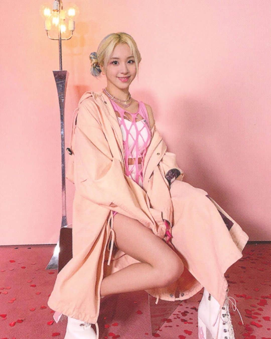 チェヨンさんのインスタグラム写真 - (チェヨンInstagram)「Formula of Love: O+T=<3 preorder photocard scan #chaeyoung #채영 #twice #트와이스 #prettyrapstarchaeyoung #scientist #formulaoflove  cr.njmsjmdct2」12月1日 11時40分 - twicechaeyoung