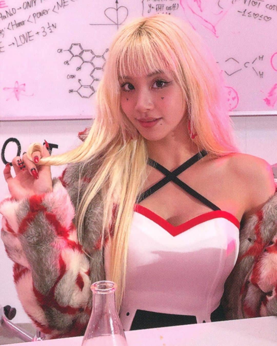 チェヨンのインスタグラム：「Formula of Love: O+T=<3 preorder photocard scan #chaeyoung #채영 #twice #트와이스 #prettyrapstarchaeyoung #scientist #formulaoflove  cr.njmsjmdct2」