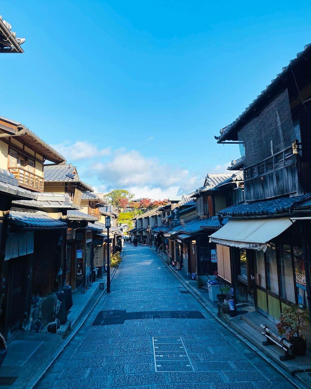 八木早希さんのインスタグラム写真 - (八木早希Instagram)「A silent morning in Kyoto. これが誕生日2日違いの母と 自分へのプレゼント＾＾  いつも行列で行けなかった ニ寧坂のスタバへ朝の散歩＾＾ 朝8時すでに10人ほど並んでいましたが、静かな京都の朝を堪能できました🍁  テイクアウトでゆったりお部屋朝食 ☕️🧁  #silentmorning#calm#fresh#starbuckskyoto#starbuckskyotoninenzaka#kyoto#京都#ニ寧坂#静かな朝#happybirthdaymom #happybirthdaytome」12月1日 11時42分 - sakiyagi