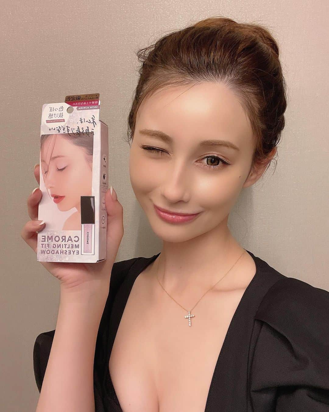 ダレノガレ明美さんのインスタグラム写真 - (ダレノガレ明美Instagram)「CAROME.  メルティングフィットアイシャドウ ついにオンライン発売✨  カラーは全部で5色です！ 3色の定番カラーでこだわったのは、 ”本来、人が持っている色”を使うこと。 自然な目元の影の色とか、ちょっと酔ったときの色っぽい血色感などをヒントに、濃すぎず薄すぎず…。 大人の肌と瞳が映える、自然な抜け感を仕込む計算カラーになっています！  あとの2色は、シーズンのときめきを意識した限定色です。 冬のデートやお出かけに…💋  そして今回は、アイシャドウも入った 可愛くってお得なコフレも つくりましたっ🎁 こちらも数量限定なので、 欲しい人は急いでね〜！ 喜んでもらえたら嬉しいなっ。  詳細は @carome_official をチェック🌹  #CAROME. #カロミー #メルティングフィットアイシャドウ #リキッドアイシャドウ」12月1日 12時00分 - darenogare.akemi