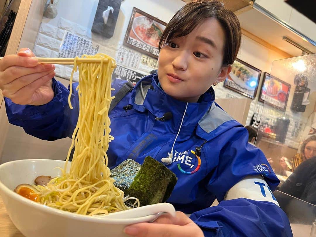 のインスタグラム：「塩豚骨に心を撃ち抜かれる3コマ→→→  #朝５時のラーメンtime  東京・渋谷の塩豚骨らーめんたちひらさんにお邪魔しました！ たちひららーめんをいただきました🍜 しっかりとした豚骨の味わいなのに、後味さっぱり、優しさも感じる...鶏と豚骨のコラボレーション！ ずっと飲んでいたい......  たっぷりの白髪ネギも、後味のさわやかさに寄与しているんでしょうか！？ 塩豚骨の優しい旨味によく合います😊 辛揚げ玉、揚げニンニク、すりごま、柚子胡椒など無料トッピングが卓に揃っていて味変し放題！！ タンメンが有名な喜楽の向かいに、こんなに美味しい塩豚骨らーめん屋さんがあったなんて......！ また来ます！  #thetime_tbs  #朝ラーメン #朝ラー #塩豚骨 #塩豚骨らーめんたちひら  #たちひららーめん #ラーメン #渋谷 #百軒店  #tbs #tbsアナウンサー  #篠原梨菜」