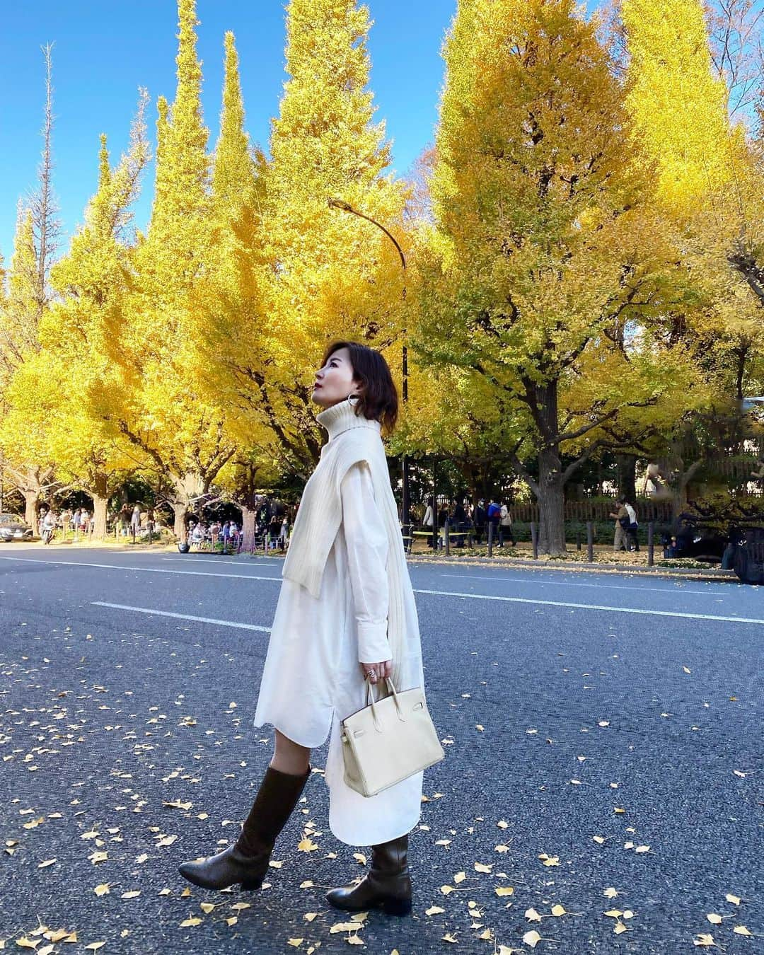 戸田さと美のインスタグラム：「お仕事で青山へ いちょう並木がそれはそれは美しく、 こうやって外に出て、 季節を感じれることに 感謝✨  お洋服は 大好きな エトレTOKYO @etretokyo   コーデは @junna ちゃんの丸パクリだけどw ツボ過ぎて本当に大好き💕  ブーツは サルトル。  長く使っているけど、 味がでてきて、嬉しい。 寒くなってきたけど、お洋服が楽しい季節。 日々の暮らしを楽しもう！  #etre  #etretokyo  #etretokyo_store  #日々の暮らし  #日々の暮らしを楽しむ  #きれいめコーデ #キレイめコーデ #fashion #ワーママ #ワーママコーデ #ママコーデ #ママファッション　 #今日のコーデ #美容好きな人と繋がりたい #ママファッション #ママコーデ #ニットベスト #白シャツコーデ #白シャツ好き #ブーツ #ロングブーツ #サルトル #ボブ #ボブヘア #ショートヘア #ボブヘアアレンジ」