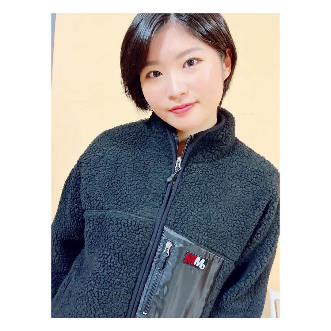 加賀楓のインスタグラム：「12/21に行われるFCイベントのグッズ オリジナルボアジャケットの購入受付が 今日までらしいです！！！  https://onl.tw/darx8kW  めっちゃ暖かい。着たまま投稿してます。笑  #加賀楓 #モーニング娘21 #morningmusume21」
