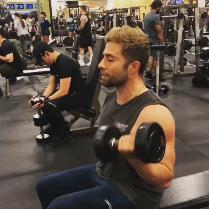 エディー・マーティンのインスタグラム：「Fighting my demons」