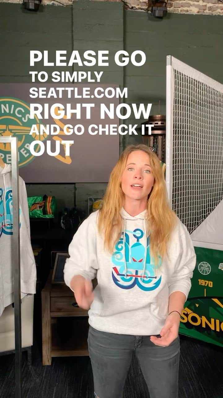 ケイティー・ルクレールのインスタグラム：「Happy #GivingTuesday !! Support @foodlifeline and get a rad sweatshirt at the same time! Last year @simplyseattle gave away over 75,000 meals. Want to help them beat that this year?? #25for25 #GoKraken」