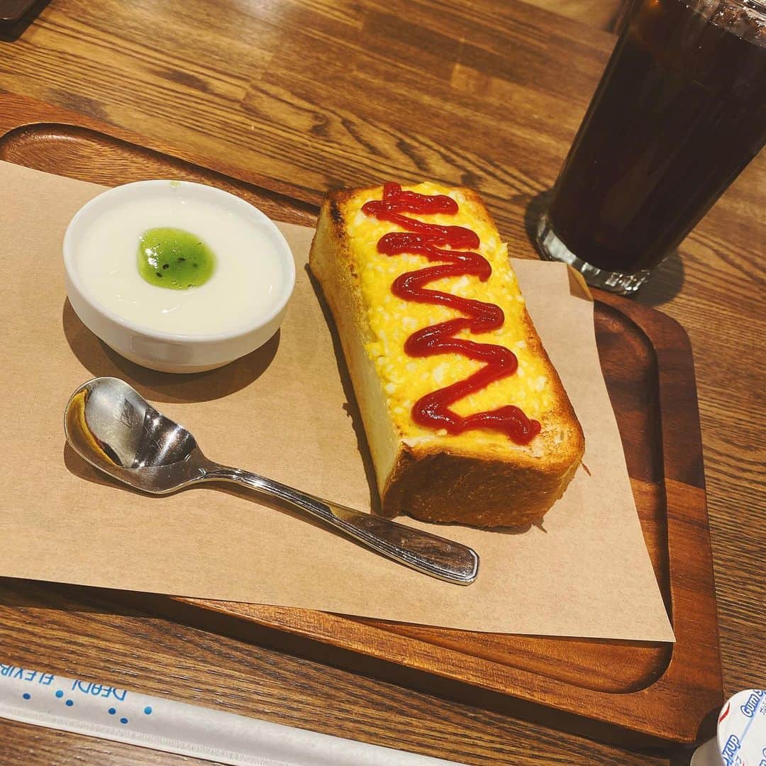 大谷咲子さんのインスタグラム写真 - (大谷咲子Instagram)「だいぶ経ってしまったのですが名古屋に行ってきました♪ たくさん喫茶店に行き、たくさん美味しいものを食べ、友人と会ってたくさん話して、なんて幸せ！となりました🥰 遠出出来て友達に会えてお店でお酒が飲めるってこんな幸せなことはほかにないと思える世の中です。 名古屋のモーニングは最高ですねー！全国こうなって欲しいくらい…！でもこれが名古屋行った時の特別な楽しみですよね！ スクランブルエッグトーストのモーニングが480円…名古屋に住んでたら毎日通ってしまいそう…  まんがタイムきらら展、名古屋展で初めてゆっくり鑑賞できました！  帰ってすぐAPEXのカスタム出場でスケジュール死んでたけど楽しかったですー！  #名古屋 #名古屋駅 #名古屋モーニング #矢場とん #つじホルモン #コメダ珈琲 #喫茶店巡り #ひとり旅」12月1日 13時29分 - sakiton69