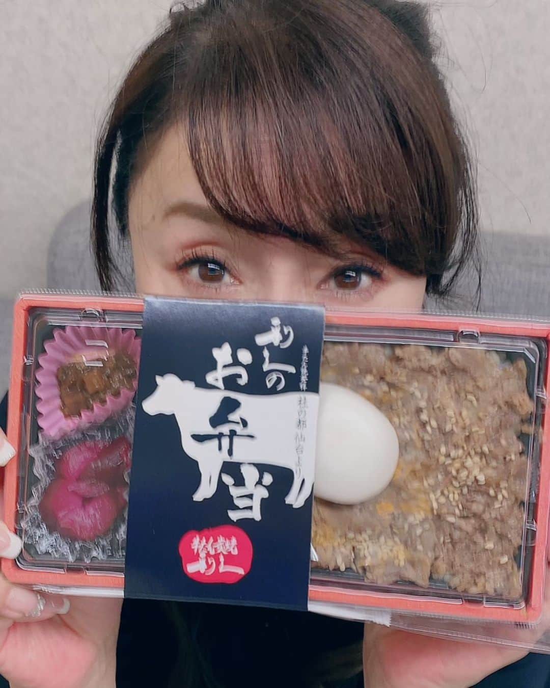 浅野ゆう子のインスタグラム：「本日…  これから収録です！  このお弁当食べて頑張りまぁ〜す❣️  #収録前の #お肉のお弁当 #弁当 #お肉」