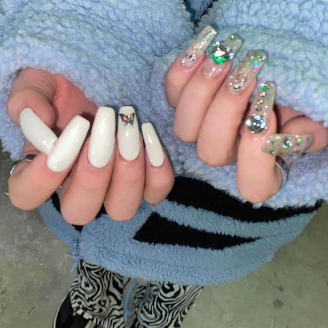 おもてちゃんのインスタグラム：「😶‍🌫️😶‍🌫️  自爪綺麗に伸びててネイリストさんにいつも褒めてもらえるの(゜-^*)/」