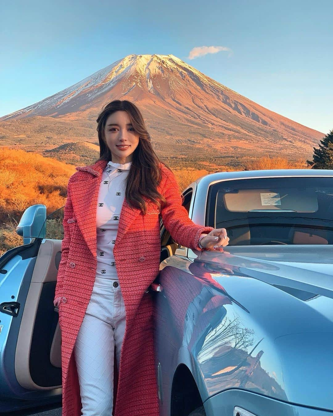 濱野りれさんのインスタグラム写真 - (濱野りれInstagram)「On the way to the foot of the mountain. Even though I haven't reached my destination yet, the distance from the mountains is amazing😍😍 Maybe it's the first time I've seen Mt. Fuji so close!!  山の麓へ向かう途中🐩 まだ到着してないのにこの距離感すごい😍はじめてこんなに近い富士山を見たかもしれない❣️  #mtfuji #mtfujijapan #mtfujiphoto_ig #mountain #mountfuji #japan #japanphoto #japan_of_insta #japan_daytime_view #japan_photo_now #naturephotography #naturelovers #rollsroyce #rollsroycewraith #luxurytravel #luxurylifestyle #luxurycars #luxurycar  #chanel #chanellover #富士山 #山 #ドライブ #シャネル #ロールスロイス #ロールスロイスレイス」12月1日 14時15分 - riregram