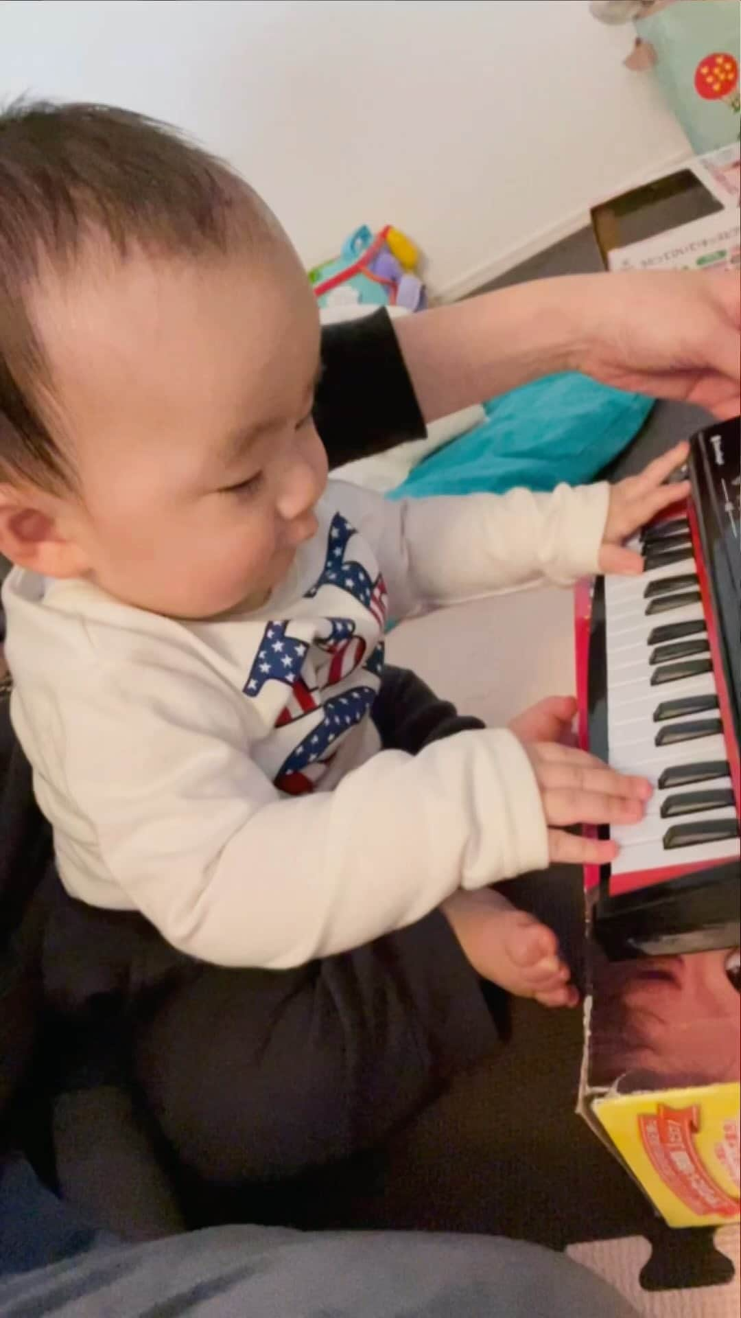 寺岡のぞみのインスタグラム：「生後8ヶ月  相変わらずピアノが大好き🎹  ⭐️YouTubeもやっています⭐️ https://m.youtube.com/channel/UCvaB2EqK5yIHpwToZlC6g_Q」