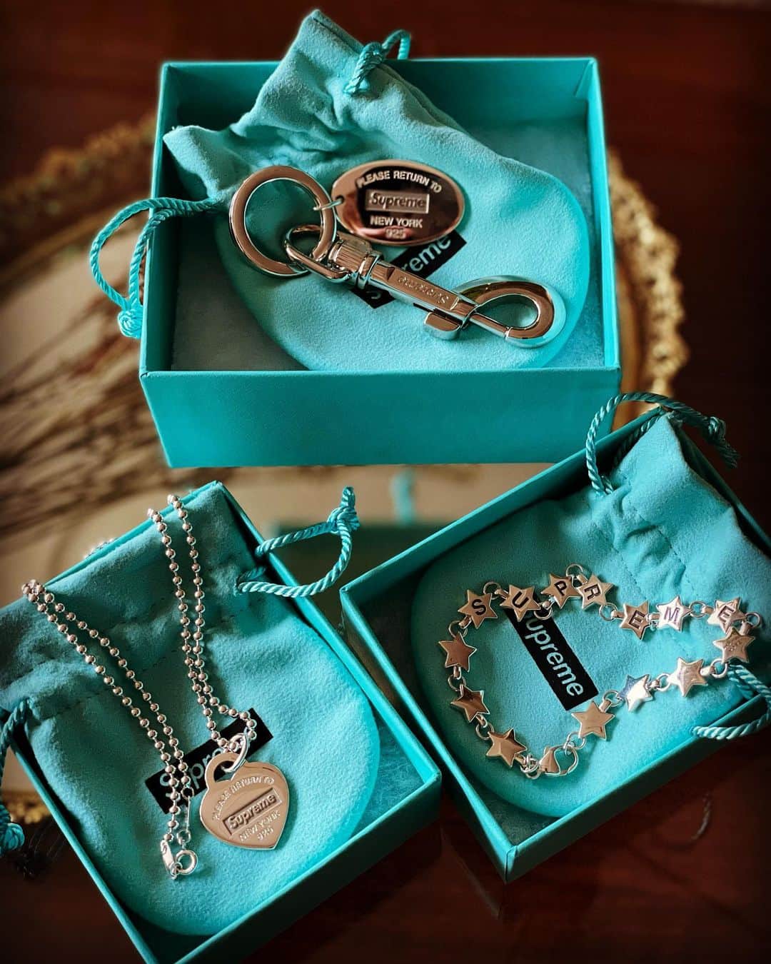 ヤスタケのインスタグラム：「🗽🗽 @supremenewyork × @tiffanyandco   ストリート×ハイブランドやっぱり好き☺︎  🔑Supreme Tiffany & Co. Oval Tag Keyring  🤍Supreme Tiffany & Co. Heart Tag Pendant  ⭐️Supreme Tiffany & Co. Star Bracelet  #supreme#tiffany」