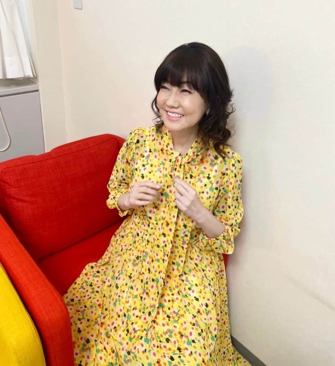 松本伊代さんのインスタグラム写真 - (松本伊代Instagram)「昨日の関西テレビ よ〜いドン！ のお衣装。 黄色のワンピ、 私、もう16歳じゃないけど大丈夫？ と確認中。  新大阪駅に売ってる京都の SUZUYAのパン達。 最近毎週買って帰って お気に入り。 どれも美味しい。  #SIZUYA #カスクート #志津屋 #NEWALBUM #トレジャー・ヴォイス #12月22日発売 #wildlily #松本伊代 #iyomatsumoto #今日から12月 #早くない？」12月1日 15時09分 - iyo14_official