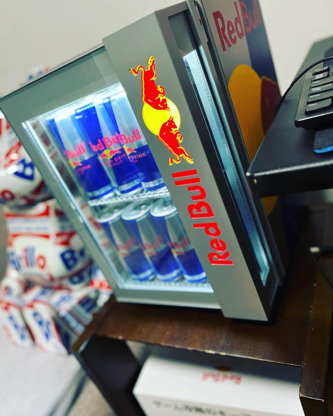 峰竜太のインスタグラム：「Red Bullさんからドリンククーラーの提供がありました🔥 これマジで非売品でなかなか貰えないやつらしい。 めっちゃ映えるんですけど🤩 12月10日のAPEX大会もサポートしてくれてます‼️ みんなでRed Bullで乾杯して集中力高めて臨もう🔥 @redbulljapan  @redbull  ありがとうございました🔥 動画撮影で3本飲みました笑 昼過ぎにエナジーMAX🔥🔥🔥 #redbull  #apex峰竜太wingcup  #特別大会 #翼をさずかる」