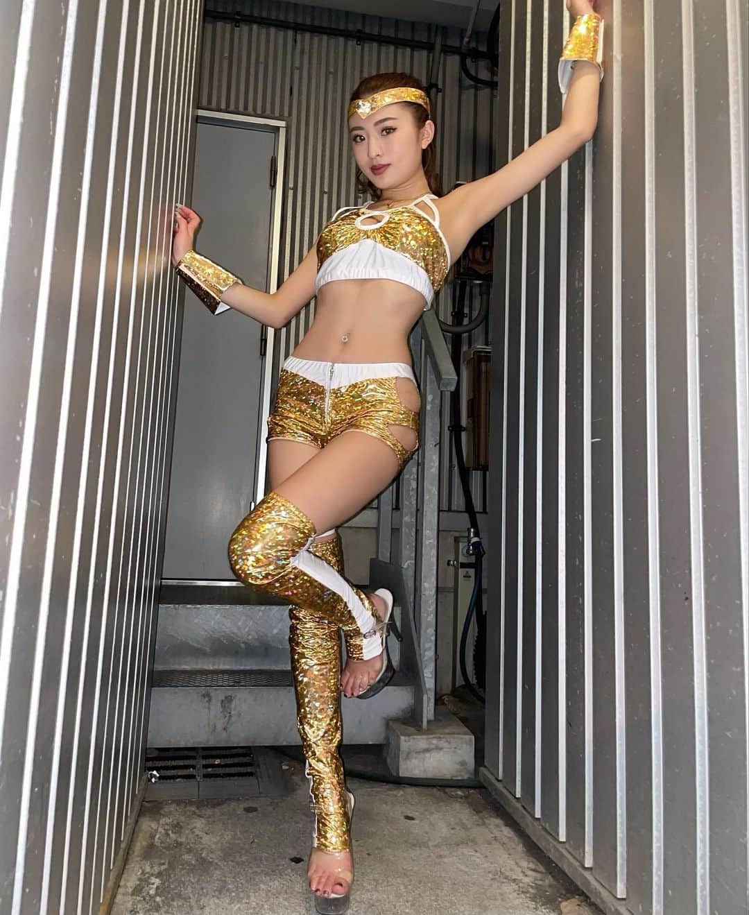 MIYABIのインスタグラム：「シャキーン⭐️  昨日は、とあるイベントのパーティーで踊らせて頂きました💃🎶  やっぱりダンスしてる時は、幸せ感じるなぁ😇  久々のオフなのでゆっくり休みます😪💕」
