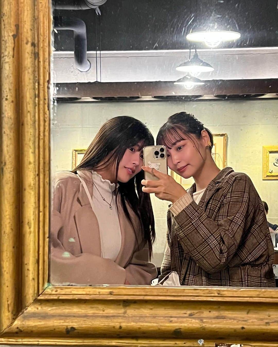 のインスタグラム：「会いすぎてツーショ撮るの忘れる👩🏻‍❤️‍👩🏻 今回は撮れました笑  #よしノノ #セルフィー #selfie」