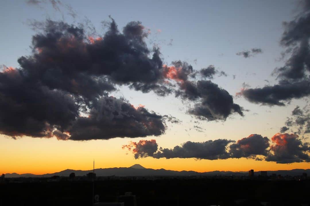 坂元美香さんのインスタグラム写真 - (坂元美香Instagram)「today's sunset 2021/12/01 16:31  雲が黒いです。 明け方は豪雨で雷も鳴ってたけど 今日は穏やかな気候でしたね。  #sunsetphotobymikasakamoto  #sunset #夕陽 #夕日 #黄昏時 #夕焼け #tokyosky #やっぱり空が好き #イマソラ  #CanonEOSKiss8i」12月1日 16時45分 - mika_saka