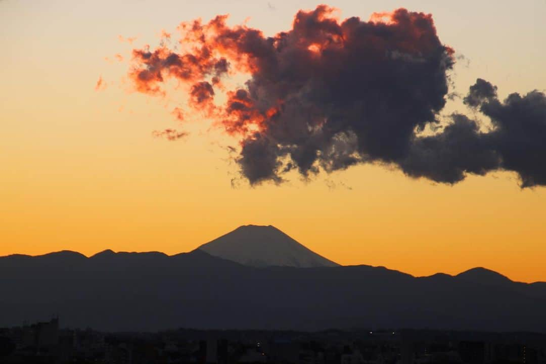 坂元美香さんのインスタグラム写真 - (坂元美香Instagram)「today's sunset 2021/12/01 16:31  雲が黒いです。 明け方は豪雨で雷も鳴ってたけど 今日は穏やかな気候でしたね。  #sunsetphotobymikasakamoto  #sunset #夕陽 #夕日 #黄昏時 #夕焼け #tokyosky #やっぱり空が好き #イマソラ  #CanonEOSKiss8i」12月1日 16時45分 - mika_saka