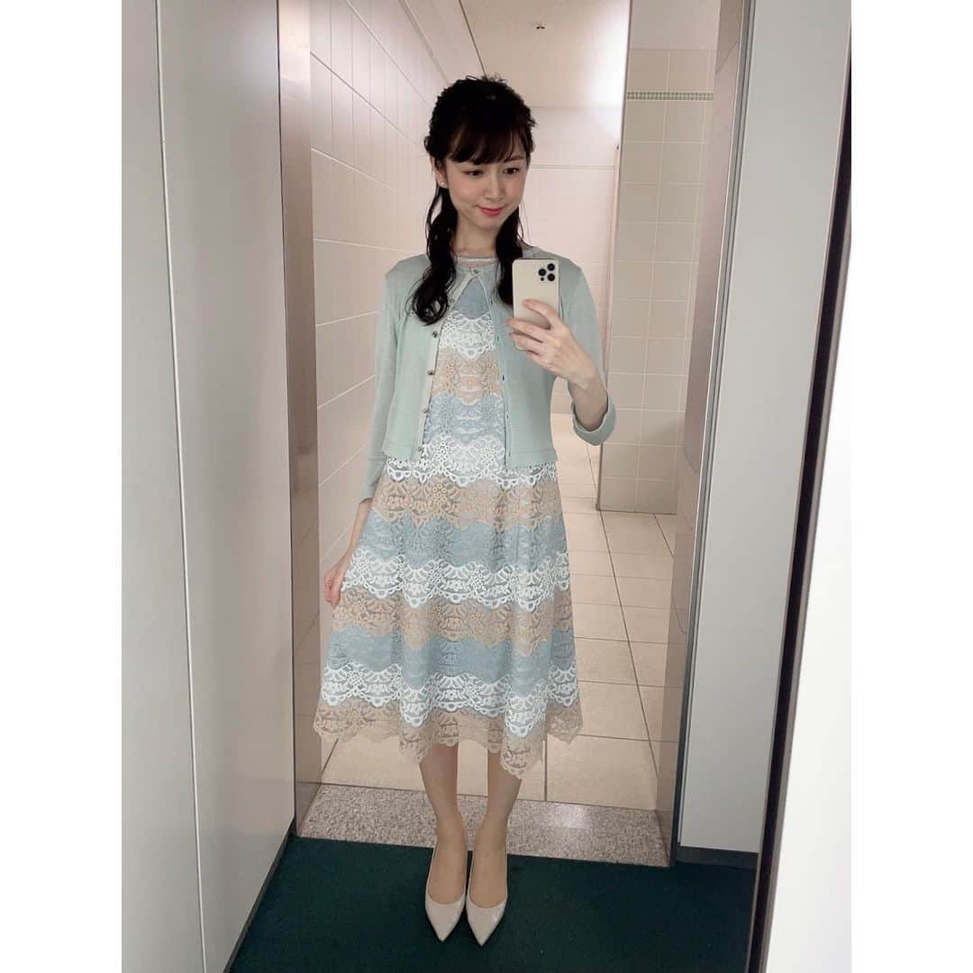 寺田ちひろのインスタグラム：「💕衣装💕 ⁡ またまたtoccaさんにお借りしました☺️ @tocca_japan、@ow_pressroom ⁡ ワンピのレースが可愛くて、メイクさんたち女性陣にとっても好評でした😆🙌✨ ⁡ ⁡ あっという間に12月ですね！！ 朝窓を開けた時にひやっと香る、冬の空気の香りが好きです❄️ ⁡ 今から卓上の小さなツリーを飾ります✨ ガラス製のやつ😌🎄 ⁡ いつか大きいツリーを飾りたいなあ💕 緑のもしゃもしゃしてるやつ☺️ ⁡ クリスマス、1年で1番好きなイベントです🎅 ⁡ ⁡ #PR#プロモーション#日テレnews24 #n24 #日本テレビ #日テレ #衣装 #tocca #もうすぐクリスマス #クリスマスツリー」