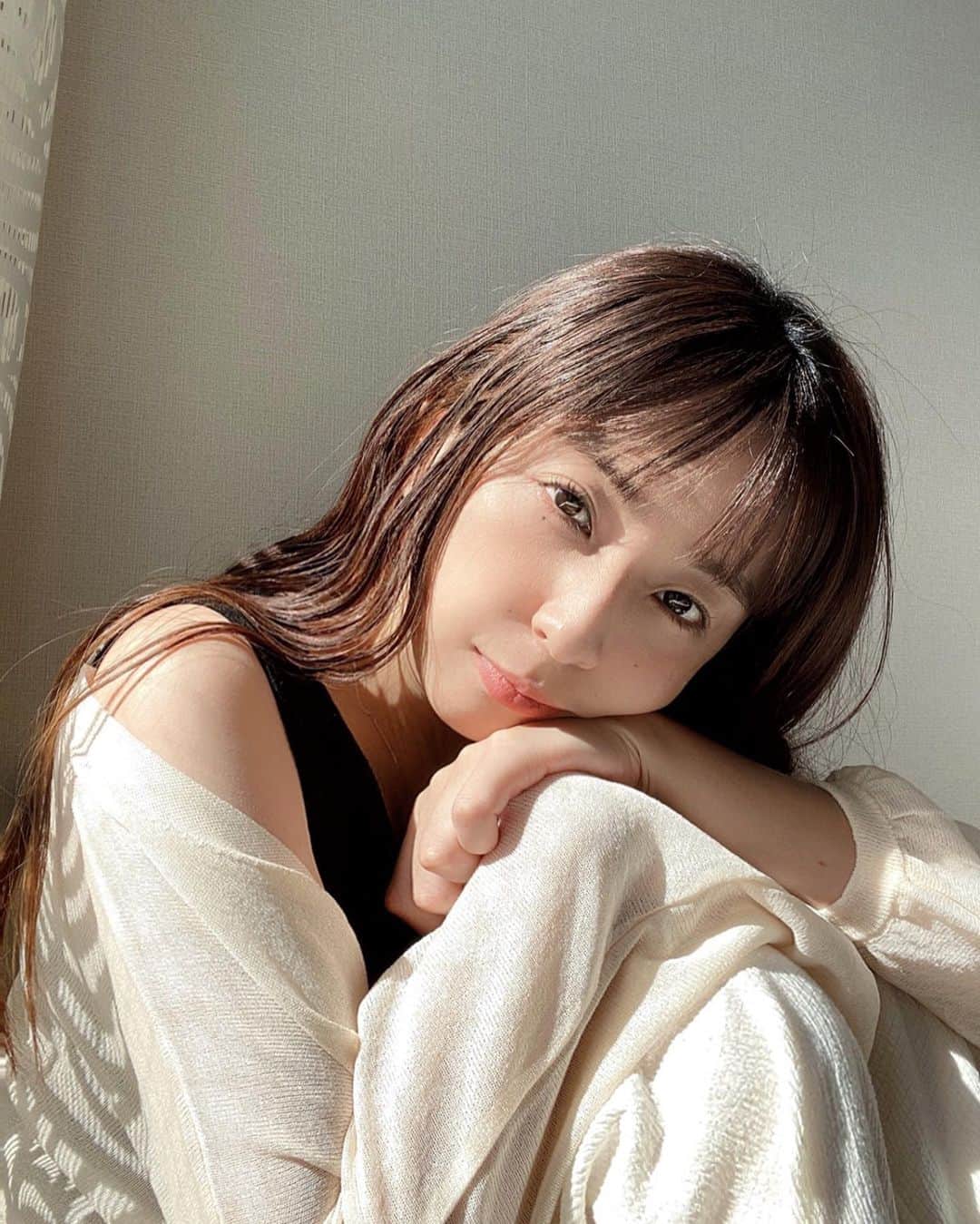 ayuのインスタグラム：「.⁡⁡ 最近涼しくなってきたので、夜は温かい湯船にしっかりと浸かるようになりました🛁⁡⁡ そしてぽかぽかのお風呂上がりに、冷蔵庫で冷やしているこの極潤プレミアムをスキンケアとしてたっぷり使うのにはまっています💓@rohto_official⁡⁡ 高級感のあるとろみ感にひんやりがプラスされて、とっても気持ちがいいので是非試してみて欲しい〜✨⁡⁡ さらに乾燥も気になって来たので、寝る前には追い保湿としてもう一度極潤を使います♡♡♡⁡⁡ うれしい価格で7種類ものヒアルロン酸がたっぷり入っている…🥰どのお店でも見かけるくらい安定的な人気を誇る名品ですね✨⁡⁡ .⁡⁡ #肌ラボ#極潤プレミアム#さらば乾燥へ#スキンケア#化粧水#ヒアルロン酸#ロート製薬_PR」