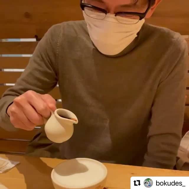 朝倉世界一のインスタグラム：「たのしみ〜  #Repost  @bokudes_  ・・・ 年末恒例、新春の某フェスの似顔絵ミーティングで、しりあがりさんをホットチョコアートで描く朝倉世界一センセ。 今年もこの季節です」
