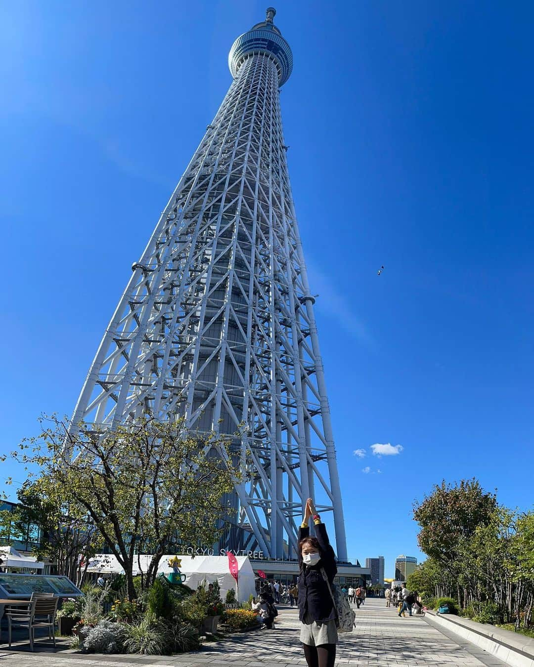 岡本沙紀さんのインスタグラム写真 - (岡本沙紀Instagram)「Καλό απόγευμα 🇬🇷  先日、祖母が東京に来てくれたので一緒に東京観光をしました🗾  実はスカイツリーに登るのは初めてでした😳  天気の素晴らしい日で、タワー自身の影も、富士山や筑波山も、もちろん河川も街並みも、全力で堪能しました😍　関東平野ってほんっとうに平坦なんですね〜　どこまでも広がる景色が清々しかったです💙  この前日は雨足が強くて心配だったのですが、むしろ大気中の塵を洗い流してくれたようでした🌧✨  On the day my grandmother came to Tokyo, we went sightseeing in Tokyo together 🗾  Actually, it was my first time to climb the Sky Tree 😳  The sky was clear as a bell! I fully enjoyed the shadow of the tower itself, Mt. Fuji and Mt. Tsukuba, the Sumida river, and all the cityscape.   We were worried because the rain was heavy on the day before, but it seemed to wash away the dust in the atmosphere 🌧✨  Την ημέρα που ήρθε η γιαγιά μου στο Τόκιο, πήγαμε μαζί για περιηγήσεις στο Τόκιο 🗾  Στην πραγματικότητα, ήταν η πρώτη μου φορά που ανέβηκα στο Sky Tree 😳  Ο ουρανός ήταν εξαιρετικά καθαρός!  Απόλαυσα πλήρως τη σκιά του ίδιου του πύργου, το όρος Φουζι και το όρος Τσουκουπμα, τον ποταμό Σουμιδα και όλο το αστικό τοπίο.  Ανησυχήσαμε γιατί η βροχή ήταν δυνατή την προηγούμενη μέρα, αλλά φαινόταν να ξεπλένει τη σκόνη στην ατμόσφαιρα 🌧✨  #tokyoskytree  #englishlearning #ελληνικά #learngreek」12月1日 17時52分 - okamoto_sa_ki