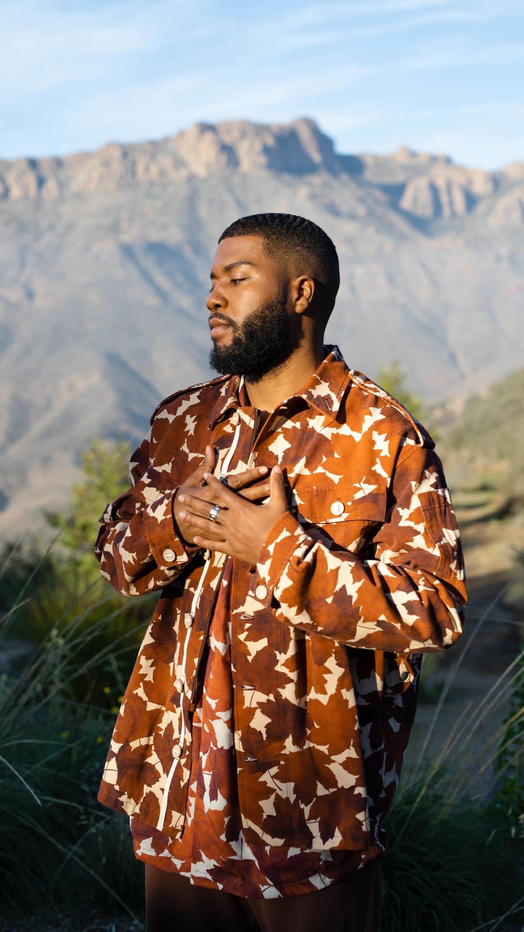のインスタグラム：「“I feel like being present is something that I learned to do a lot during the pandemic,” says artist Khalid (@thegr8khalid), whose latest single is titled “Present.” 💛🎶    “I got to a point where I didn’t even know what I wanted to write about anymore, so having all this time allowed me to reflect on my thoughts, recharge and refresh. Now the music that I’m making, to me, is my most personal, and honestly the most fun music I’ve been making in a while.” 🎶✨🎶    Go behind the scenes in Malibu with Khalid as he creates (and celebrates) the music video for the song.」