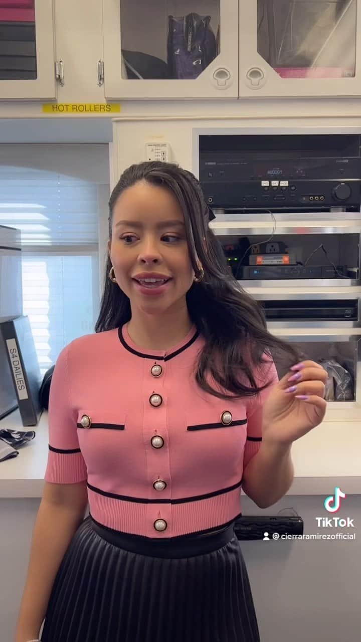 シエラ・ラミレスのインスタグラム：「i love @hairbybethy because she puts up with my shenanigans at work🤣💗 my tiktok partner in crime heheh」