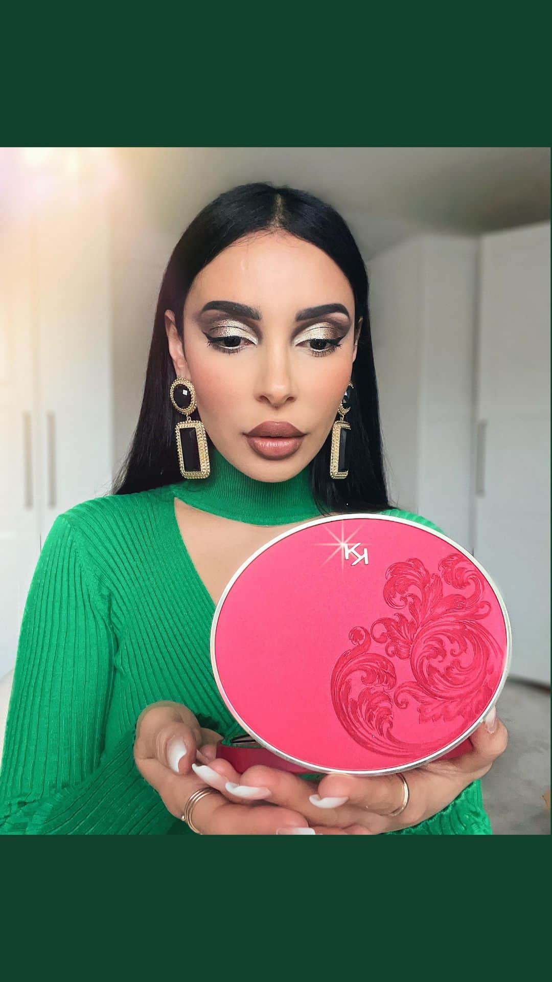 sananasのインスタグラム：「A Holiday Fable with @kikomilano 🎄 Notre mission ? Se procurer les nouveautés avant qu’elles ne disparaissent aux 12 coups de rupture de stock ! Plus sérieusement cette nouvelle collection est tellement belle 😍Je ne saurais pas vous recommander un seul produit mais le mascara et les fards monos sont vraiment exceptionnels ! Et ces soins ? On en parle ? Bravo Kiko Milano, encore une collection qui nous prouve que l’on peut avoir un make up flawless et un packaging au top sans dépenser des fortunes 👌🏻  Vous en pensez quoi ? Un coup de coeur ? 😆  Collection dispo sur le site : https://bit.ly/3plum1s  # SponsoriséParKIKO #KIKOMilano #KIKOHolidayFable」