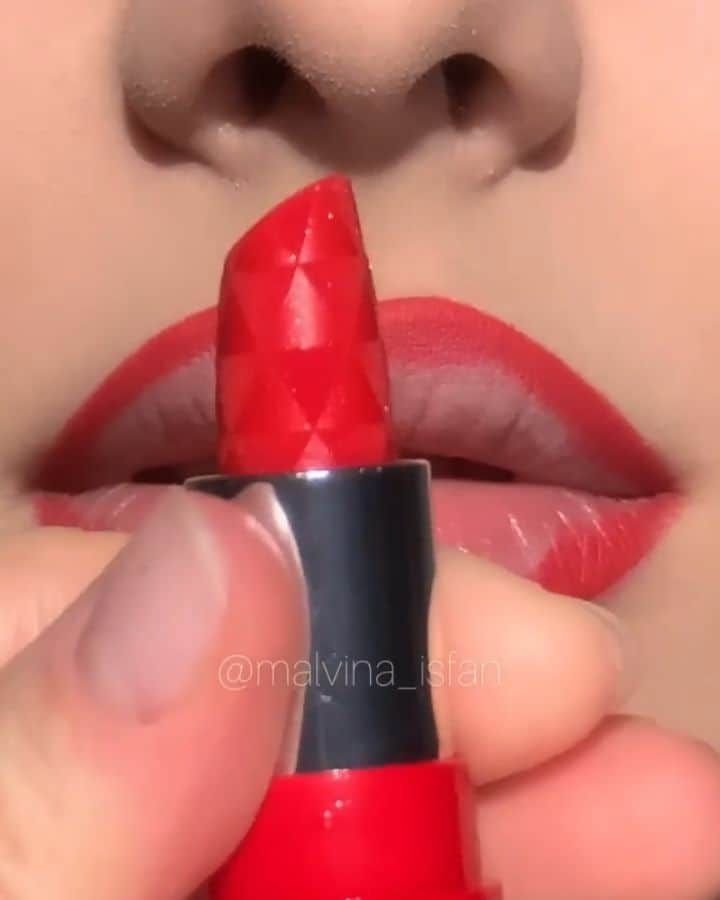 Insta Outfit Storeのインスタグラム：「All I want for Christmas is GLITTER!✨  💄💋 @malvina_isfan • • • • • • #RougeArtistMetallics #StarLitGlitter #MakeUpfForEver #mufe #lipart #hotlips #fulllips #lipinspo #christmaslipart #creamylips #creamylipstick #muaawesome #christmaslips #xmaslips #makeupvideo  #holographicglitter #holographiclips #redlips #glitterlips #fulllips #theartistedit #inbeautmag #howtomakeup #glamourgoal #makeupbymalvisfan #mlihowto #malvinaisfan #beoriginalbeyou」