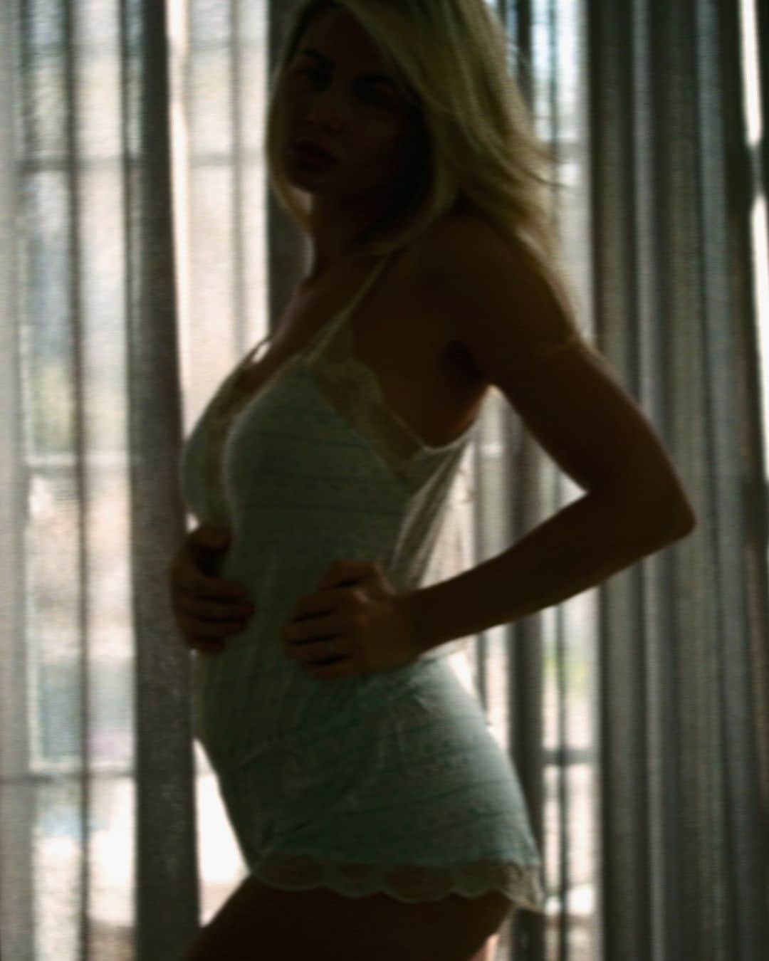 Amber Fillerup Clarkのインスタグラム：「Normally I’m so worried I’ll make my pregnancy feel 100 years long on social media 😅 but now I hope it feels 100 years long since this is my last pregnancy 🥺」