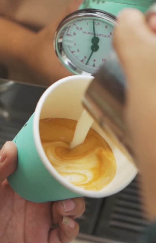 のインスタグラム：「Setiap karakter dan arti kehidupan dapat kita temukan dalam secangkir kopi☕,  Dia tak pernah memilih siapa yang layak menikmatinya, Di hadapan kopi kita semua sama, Selama ada yang namanya kopi, orang-orang dapat menemukan dirinya di sini 🤎 _____________________________________ Happy Thursday coffee lovers!!,  Ngga terasa sudah hampir weekend lagi nih..  Semangat yoo.. semangatt 💪  Buat kamu yang butuh mood booster, jangan lupa mampir ke Yogya Riau Junction yaa.. Barista-barista Kopi Aja selalu siap buatkan persediaan mood booster kamu 👌😉 •  •  ☕ KOPI AJA ~Real Flavor.Real Coffee~」