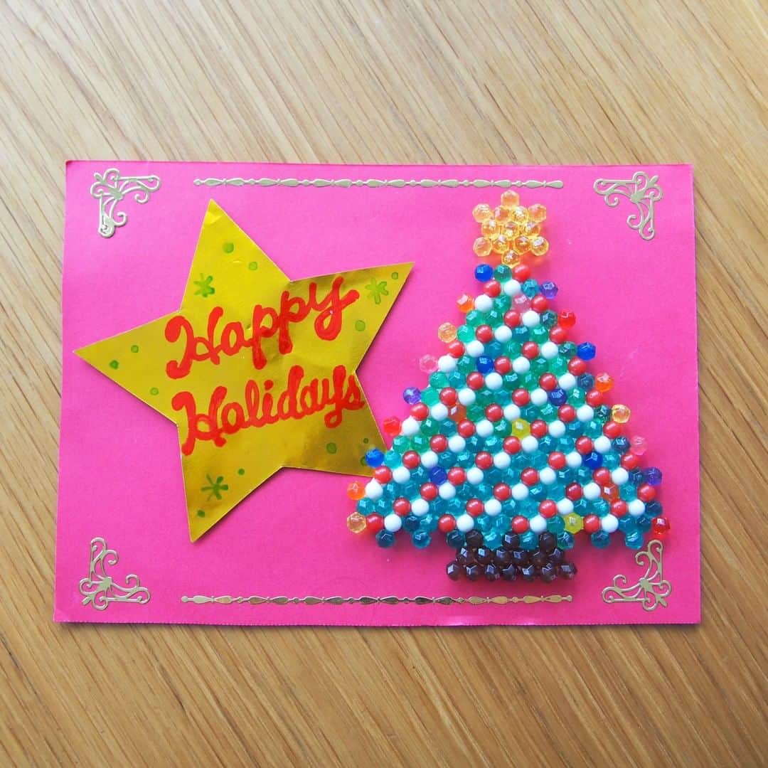 アクアビーズ公式さんのインスタグラム写真 - (アクアビーズ公式Instagram)「アクアビーズで手作りのクリスマスカードを作って、お友だちにプレゼント🎄  作り方は簡単！ アクアビーズで作品を作ったら、両面テープでしっかり固定してください🌟  ぜひ作ってみてくださいね✨  #アクアビーズ #aquabeads #ビーズ #beads  #おうち時間 #アクアビーズアレンジ #クリスマス #クリスマスプレゼント #クリスマスツリー  #クリスマスカード #christmas #happyholidays」12月1日 20時00分 - epoch1958_jp