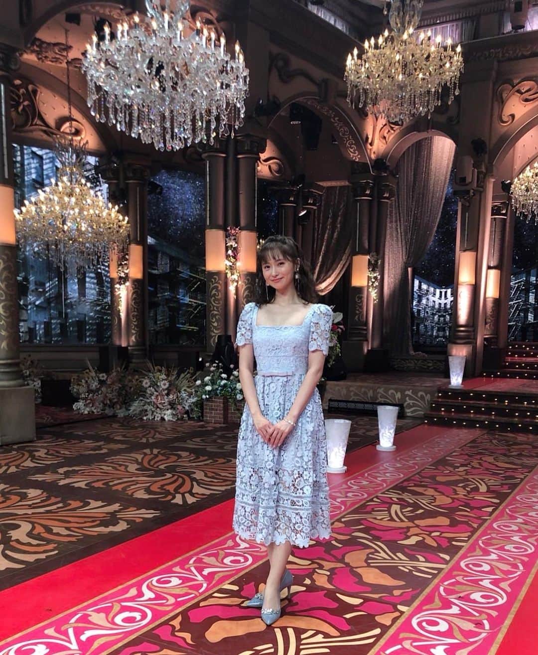 のインスタグラム：「. 再び大好きなトゥナイトを歌える機会を与えて下さり、感謝の気持ちでいっぱいです。  素晴らしい歌声の持ち主、京本大我さんも本当にありがとうございました😊  ドレス　@mrselfportrait  靴&イヤリング　？（聞いておきます、、）」